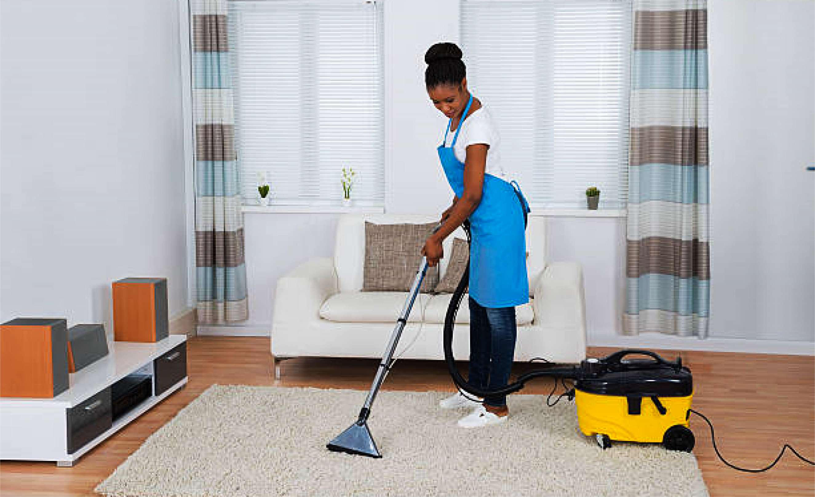 Jeune femme passant l'aspirateur Jeune femme passant l'aspirateur - Tambourafrik